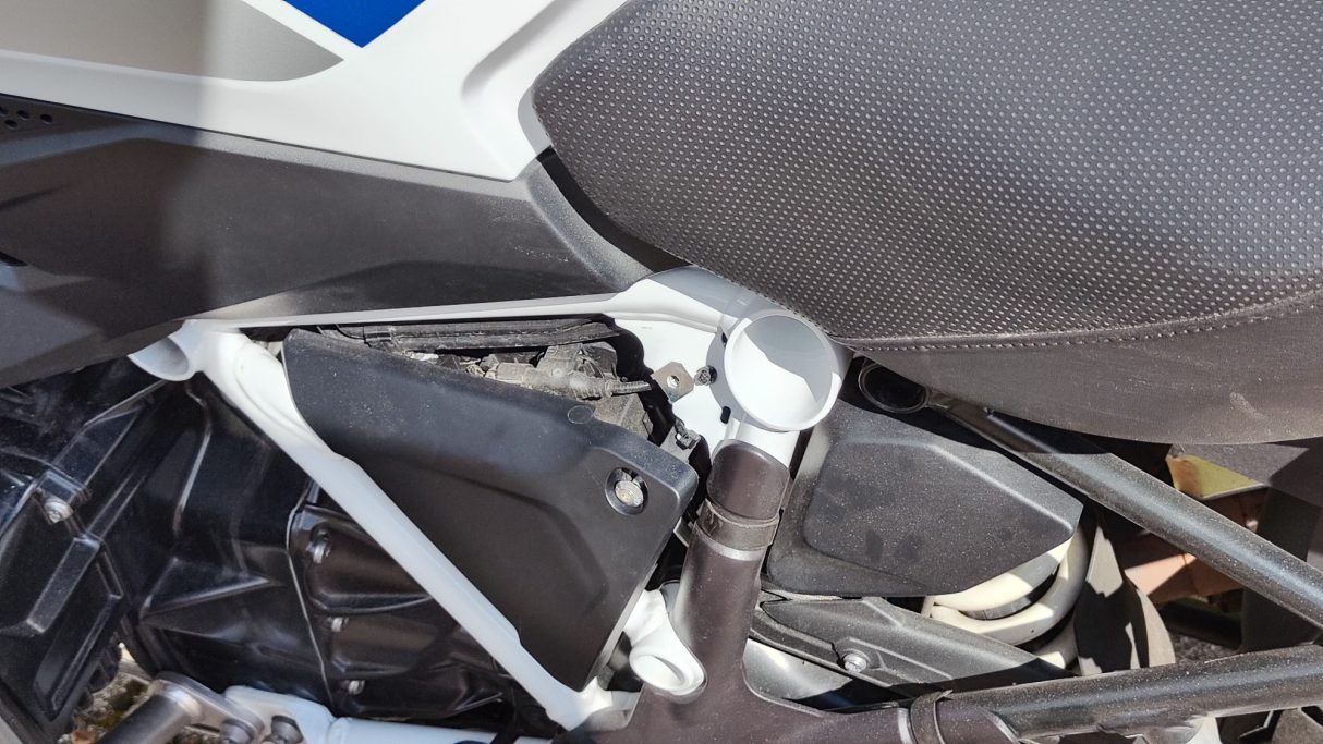 Rahmen mit geöffneter Abdeckung (links)