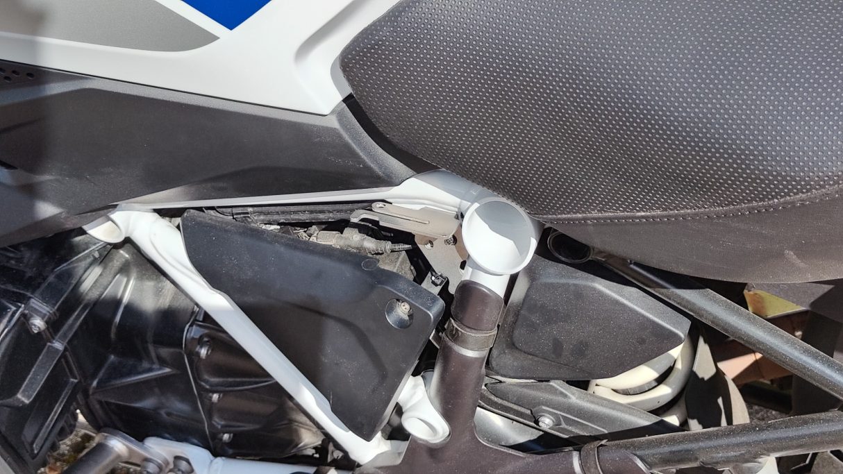 Rahmen mit aufgestecktem Helmhalter (links)